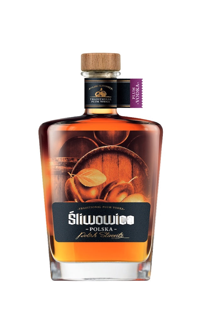 Flasche 1233 Śliwowica Polska mit dunklem Etikett, Holzverschluss und Pflaubenmotiv vor einem Holzfass, traditioneller Pflaumen-Wodka.