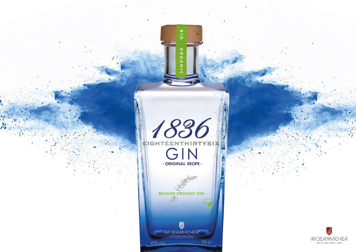 Zentrale Ansicht der 1836 Belgian Organic Gin Flasche vor blauem Farbeffekt und hellem Hintergrund.