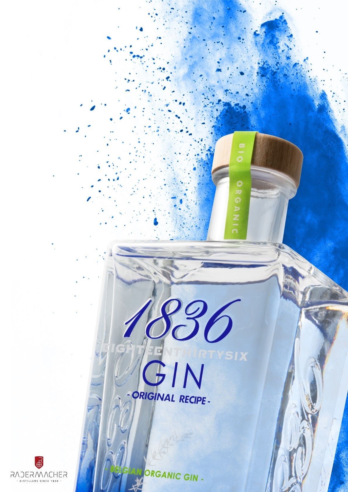 Nahaufnahme der 1836 Belgian Organic Gin Flasche mit Holzverschluss vor blauem Farbeffekt.
