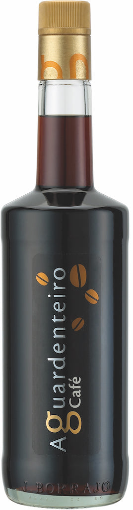 Flasche Aguardenteiro Café Kaffee Likör mit schwarzem Design, goldener Schrift und Kaffeebohnen-Motiven auf dem Etikett.