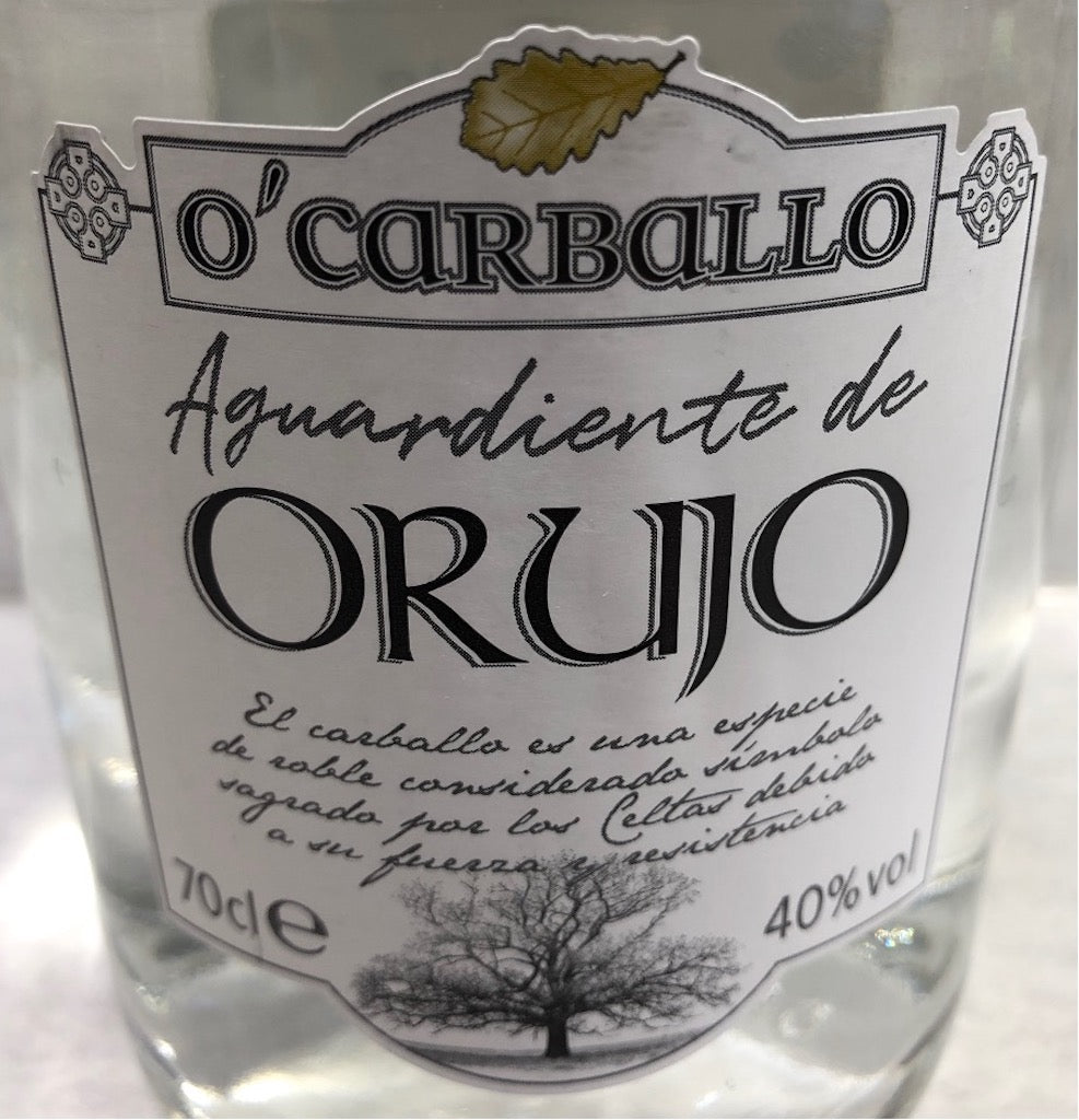 Nahaufnahme des Etiketts von O’Carballo Aguardiente de Orujo mit schwarzer Schrift, Baumgrafik und 40 % vol., 70 cl.