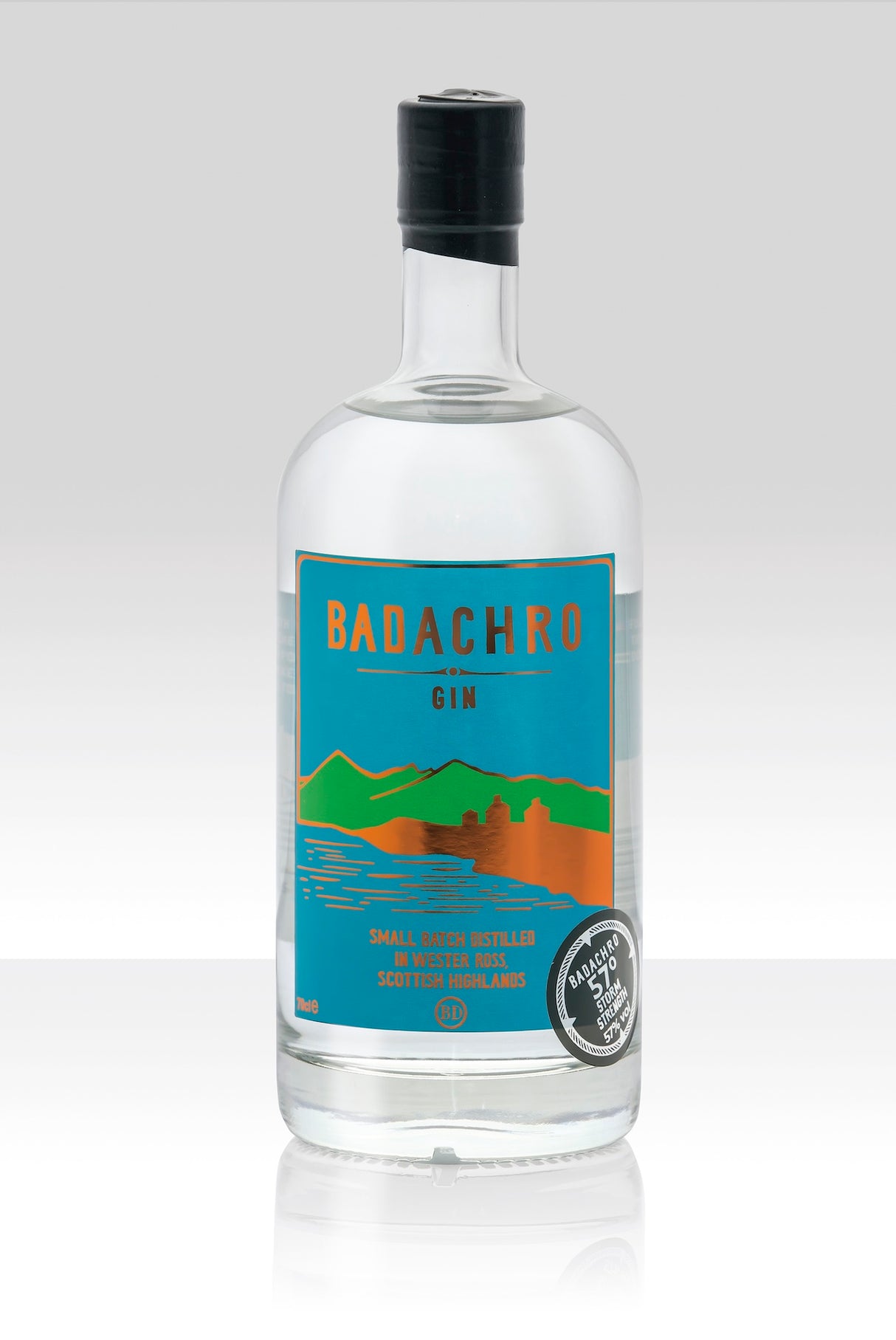 Flasche Badachro Storm Strength Gin mit farbigem Etikett, zeigt eine Landschaft aus Bergen und Wasser, 57 % vol. Navy Strength