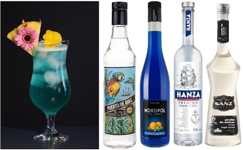 Blue Hawaii Cocktail Set: Drink im Hurricane-Glas mit Ananasscheibe und Blumen, neben Flaschen von Rum, Blue Curaçao, Vodka und Sirup.