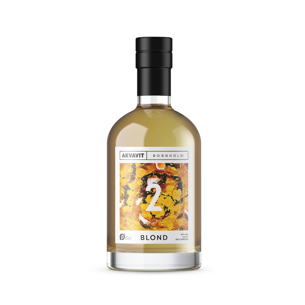 Goldener Bornholm Blond Akvavit in transparenter Flasche mit schwarzem Verschluss und kunstvollem gelb-orangenem Etikett.