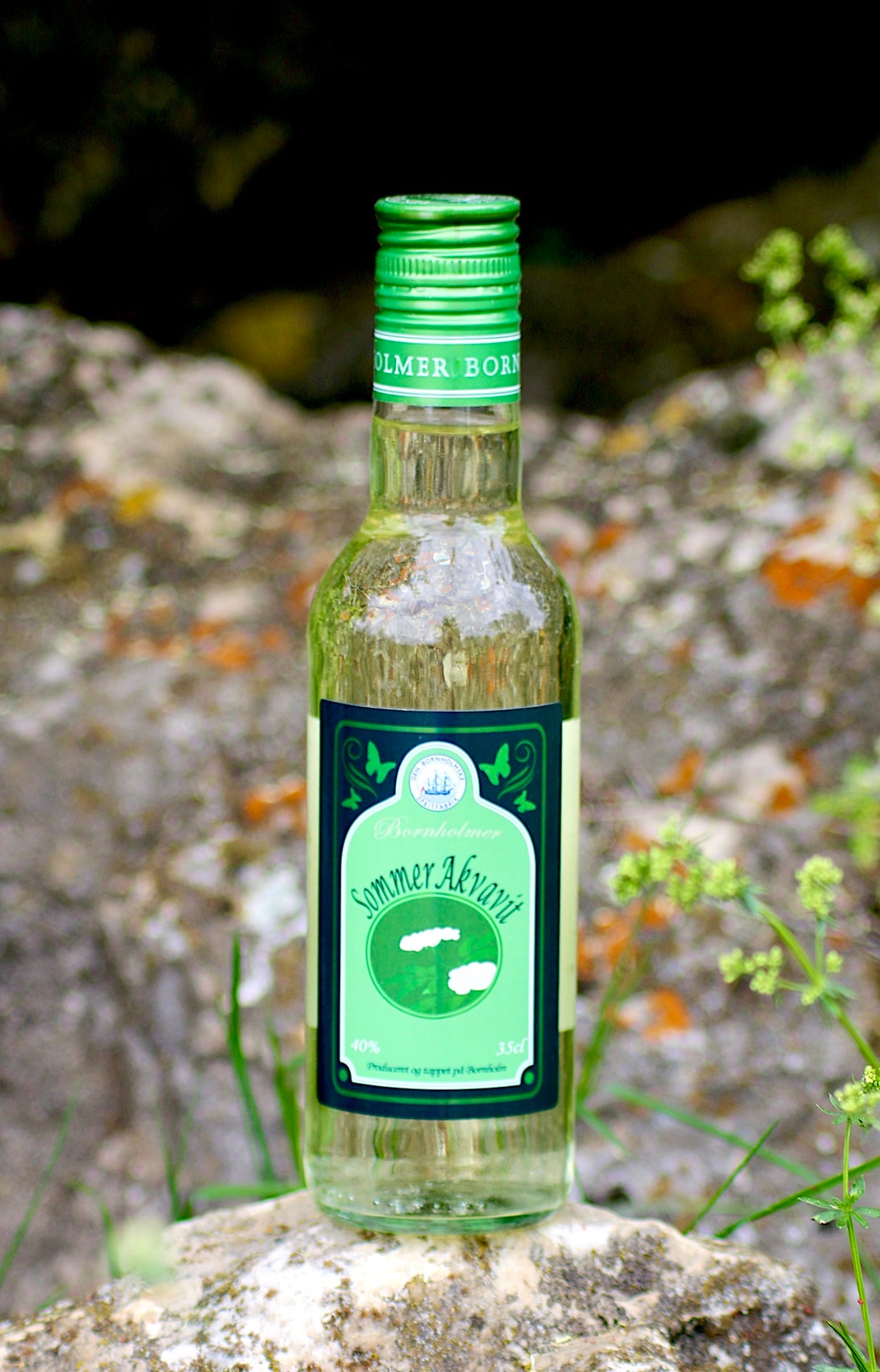Bornholmer Sommer Akvavit 35cl auf Felsen, grünes Etikett, florales Design, 40% Vol.