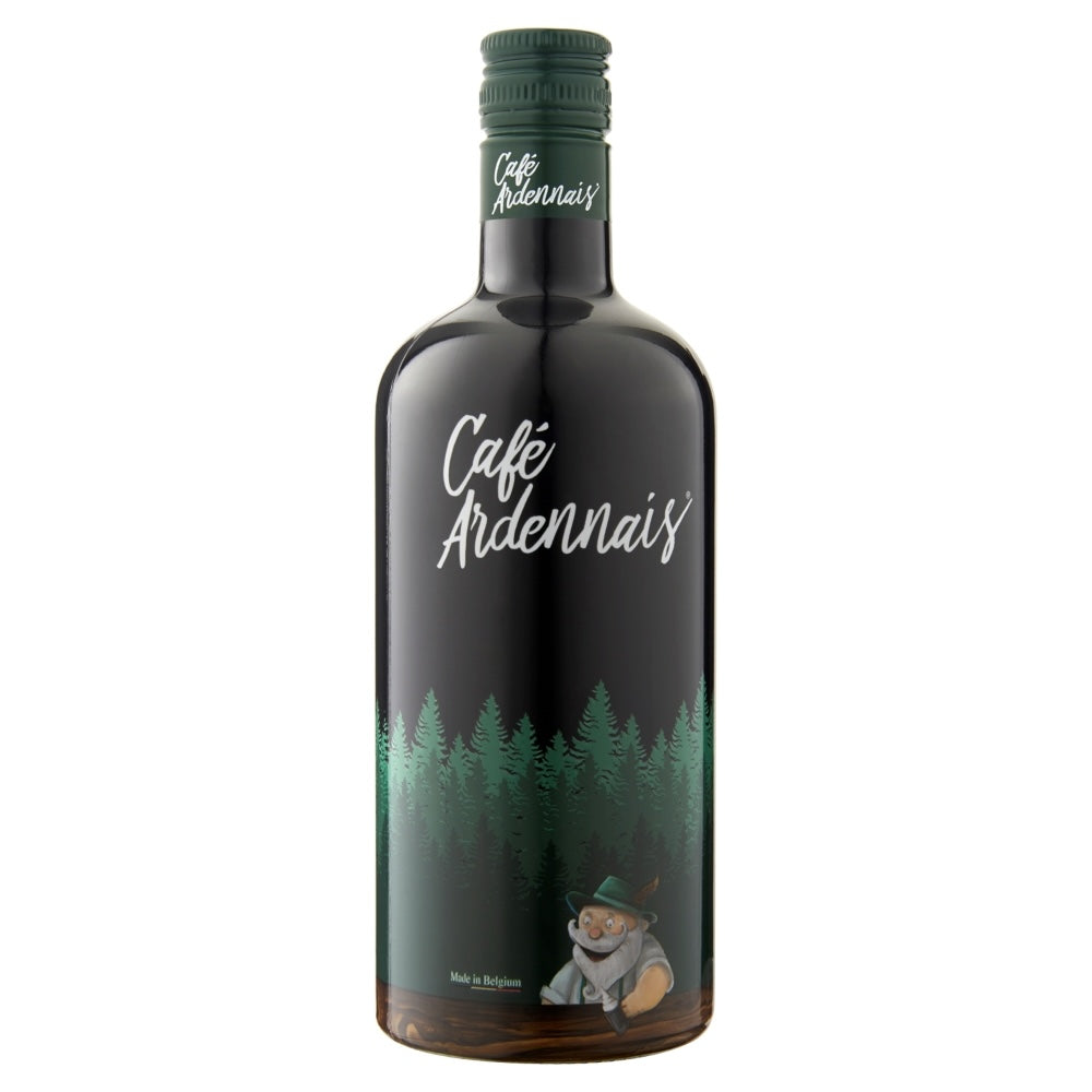 Dunkelgrüne 700ml Flasche Café Ardennais Kaffeelikör mit Waldmotiv und Gnom-Illustration auf der Vorderseite.