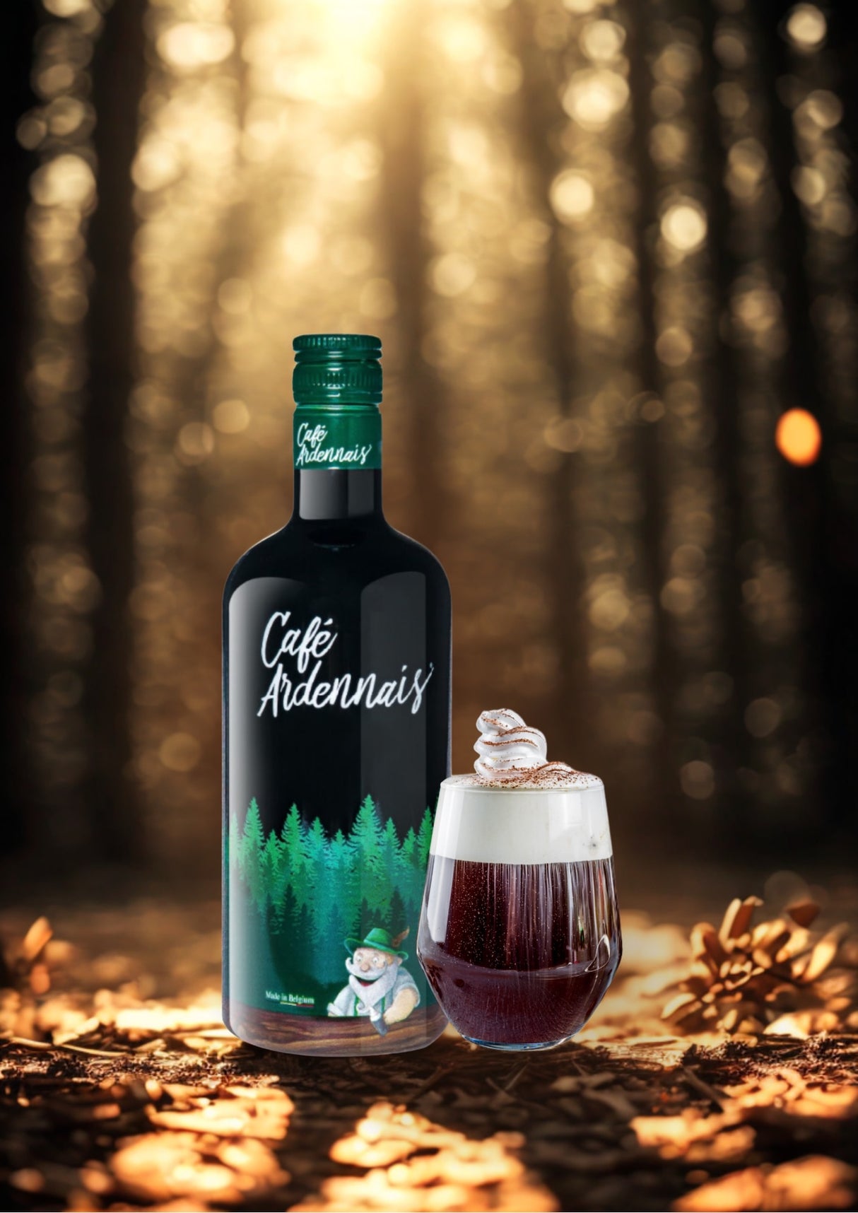 Flasche Café Ardennais Kaffeelikör neben einem Glas Cocktail in einem Wald mit Sonnenstrahlen.
