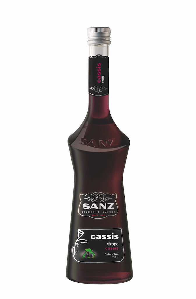 Flasche Cassis-Sirup von Sanz, 700 ml, mit dunkler, violetter Farbe und silbernem Verschluss.
