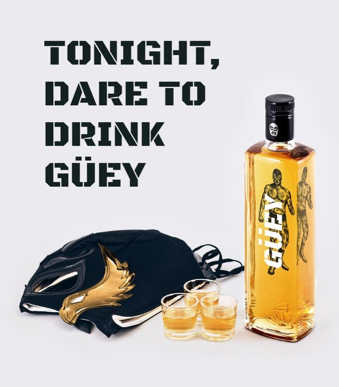 Ein stilvolles Bild mit der Güey Tequila Gold Flasche, drei Shots und einer gold-schwarzen Maske, begleitet vom Slogan "Tonight, Dare to Drink Güey".