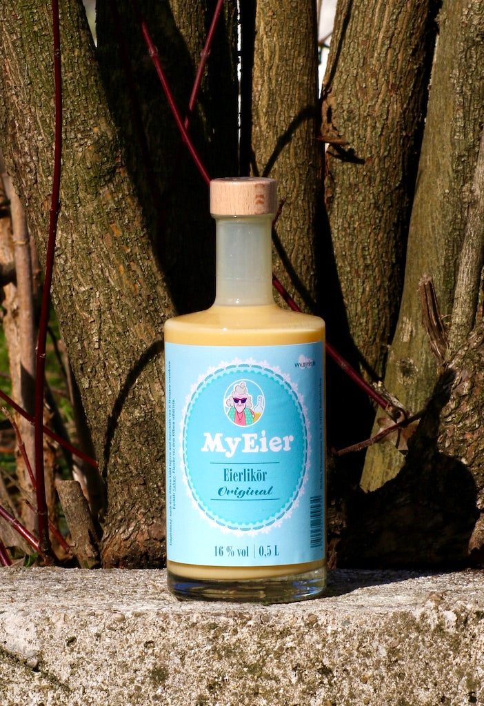MyEier Eierlikör Original in einer 0,5-Liter-Flasche mit 16 % vol Alkohol, präsentiert vor einem natürlichen Hintergrund.
