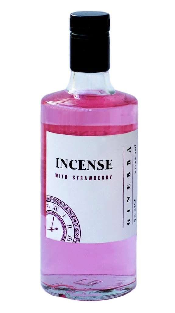 Flasche Incense Gin mit Erdbeergeschmack, leuchtend rosa Flüssigkeit, schlichtes weißes Etikett mit schwarzer Schrift, 70 cl.