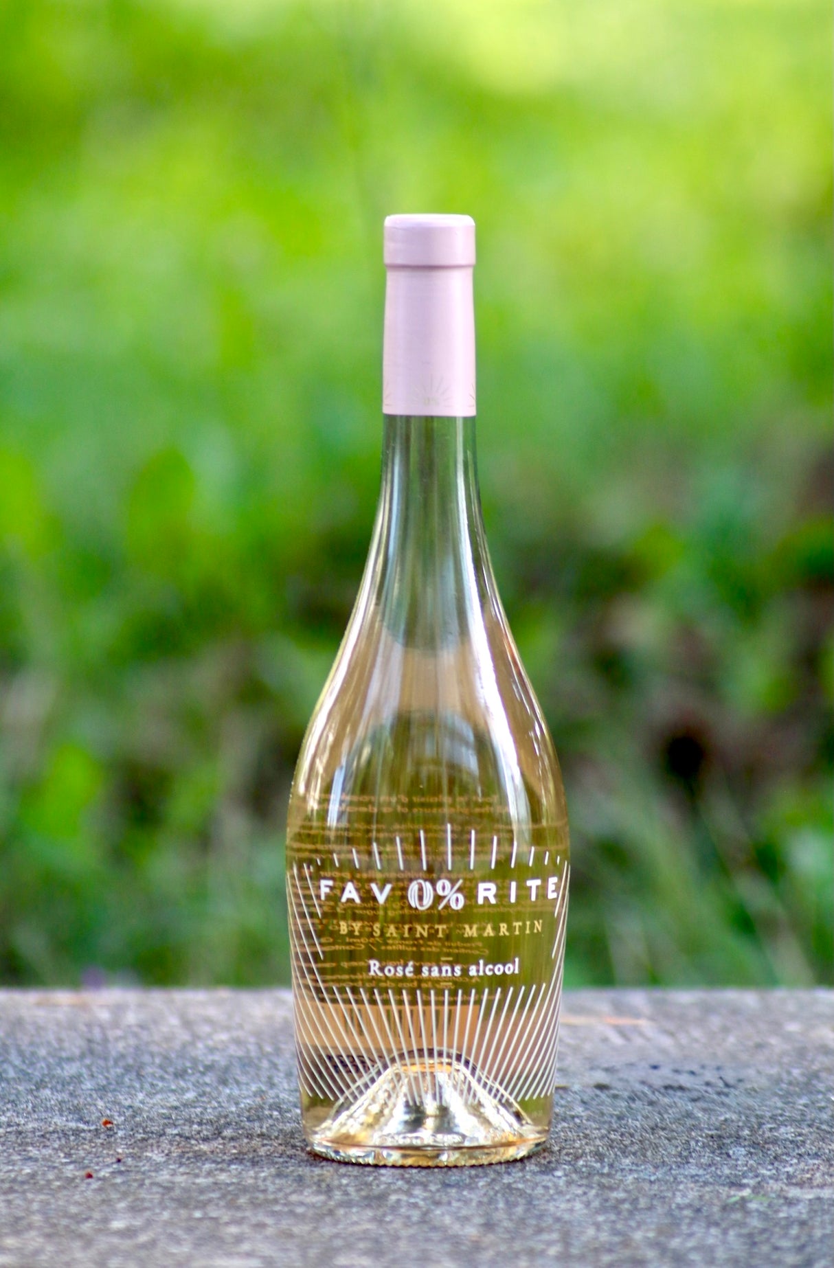 Fav0%rite Rosé alkoholfreier Wein in eleganter Flasche auf Steinfläche