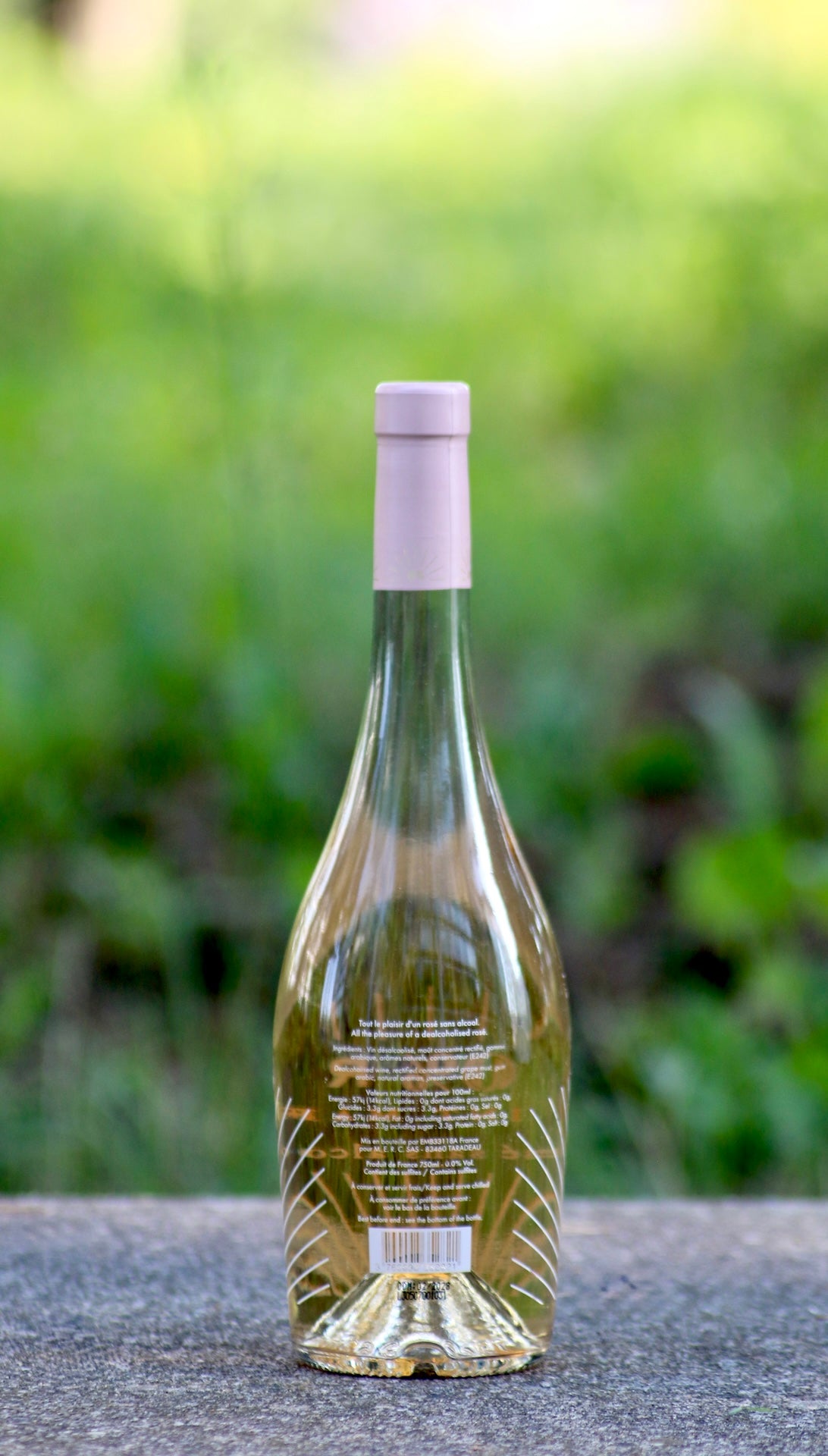 Rückseite einer Flasche Fav0%rite Rosé alkoholfreier Wein mit Etikettentext