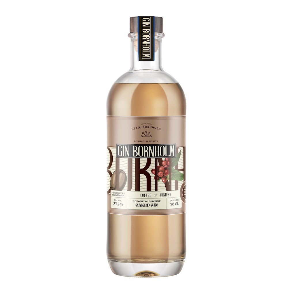 Flasche Gin Bornholm Oaked mit Coffee- und Wacholdermotiv auf dem Etikett vor weißem Hintergrund.