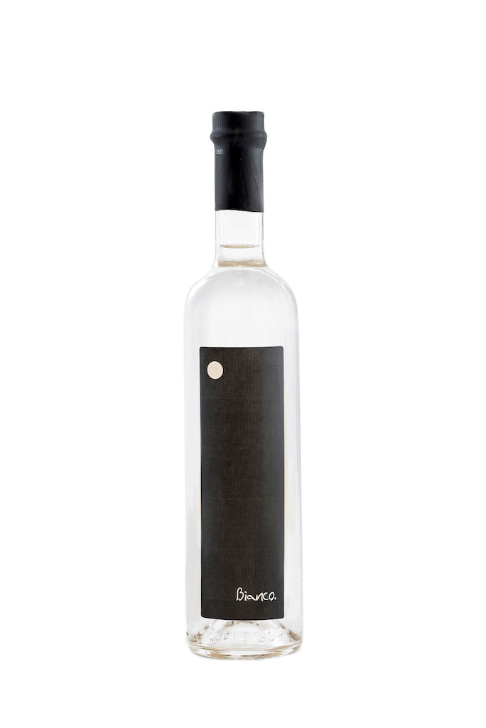Genepy Bianco von Bordiga in klarer 50cl-Flasche mit schwarzem Etikett auf weißem Hintergrund
