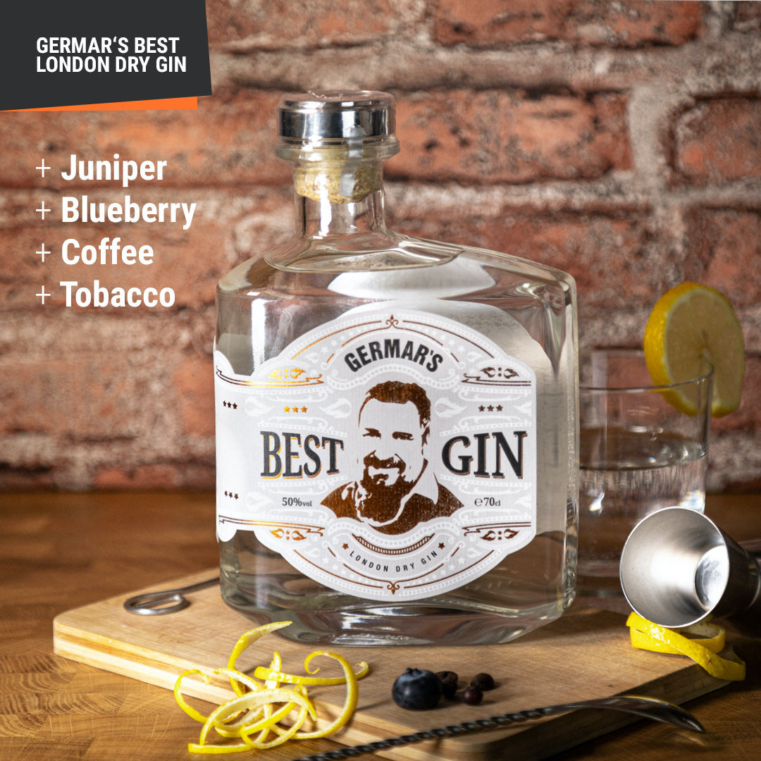 Germar's Best Gin, London Dry Gin, Flasche mit Botanicals wie Wacholder, Blaubeeren, Kaffee und Tabak auf einem Holzbrett.