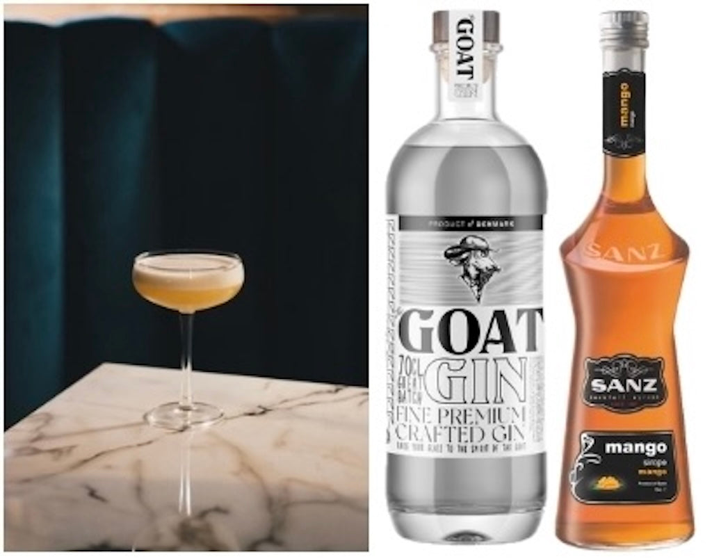 Gin Hass Cocktail mit The GOAT Bio Gin und SANZ Mangosirup im Set auf Marmorplatte vor dunklem Hintergrund