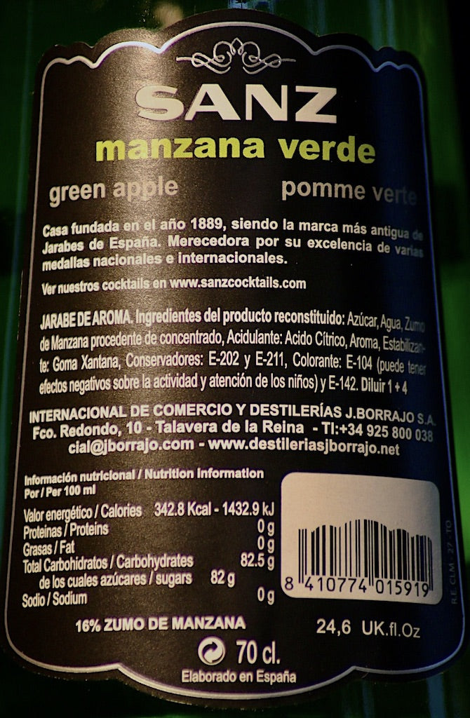 Nahaufnahme des Rücketiketts von Sanz Grüner Apfel Sirup mit Produktinformationen, Nährwertangaben und Barcode.