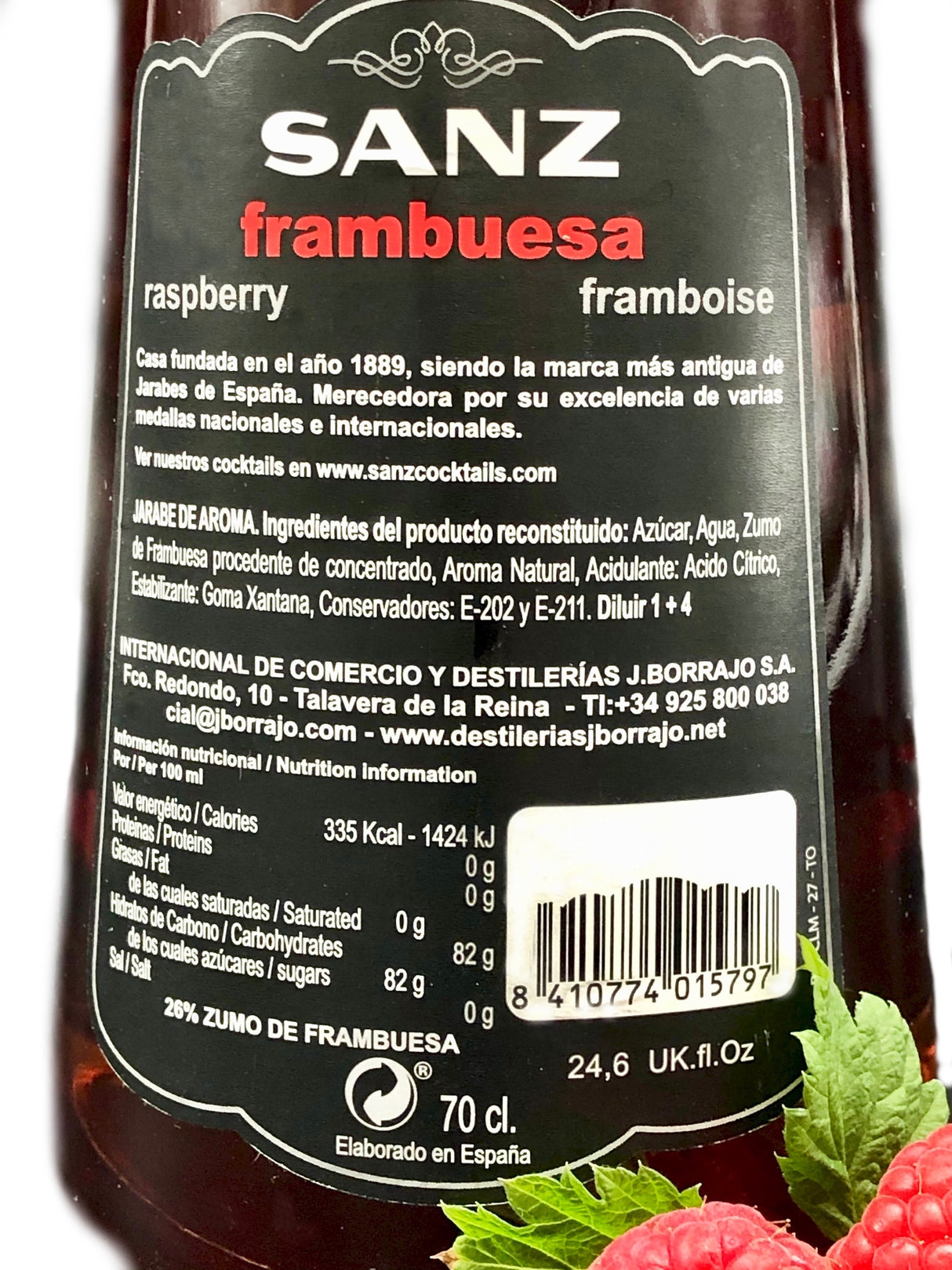 Himbeersirup Sanz 0,7L, Rückseitenetikett mit Zutaten, Nährwertangaben und Barcode, daneben frische Himbeeren.