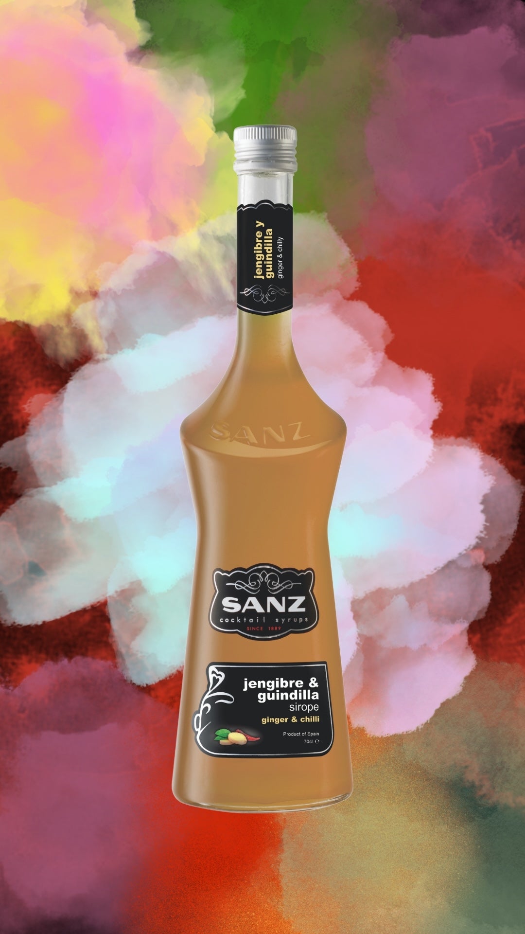 Flasche Sanz Ginger & Chili Sirup vor farbigem Hintergrund mit schwarzem Etikett und silbernem Schraubverschluss.