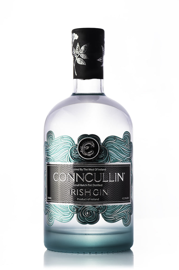 Conncullin Irish Gin Flasche mit elegantem Design, türkisfarbenen Wellenmustern, schwarzem Etikett und floralen Akzenten.