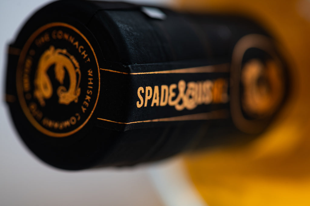 Irish Whiskey 12 Jahre gereift Spade and Bushel Logo