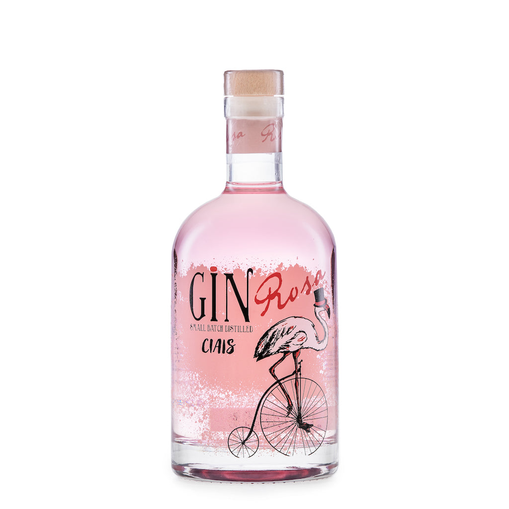 Flasche Ciais Gin Rosa von Bordiga mit rosa Inhalt, Flamingo auf Hochrad und Korkverschluss vor weißem Hintergrund.