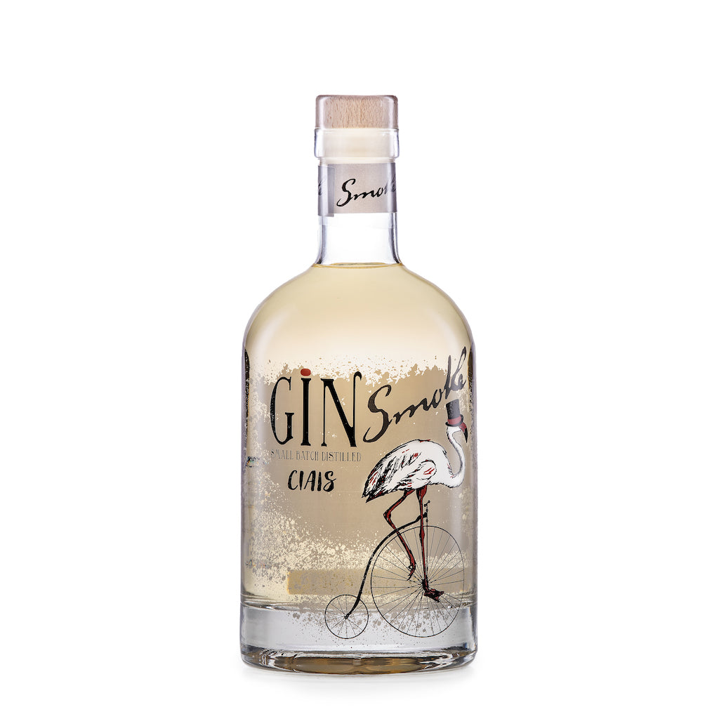 Flasche Ciais Gin Smoke von Bordiga mit rauchig-gelbem Inhalt und Flamingo-Design vor weißem Hintergrund.