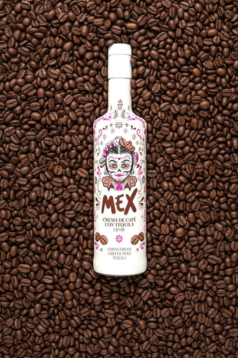 MEX Crema de Café con Tequila Likör Flasche mit Catrina-Etikett, liegend auf gerösteten Kaffeebohnen.