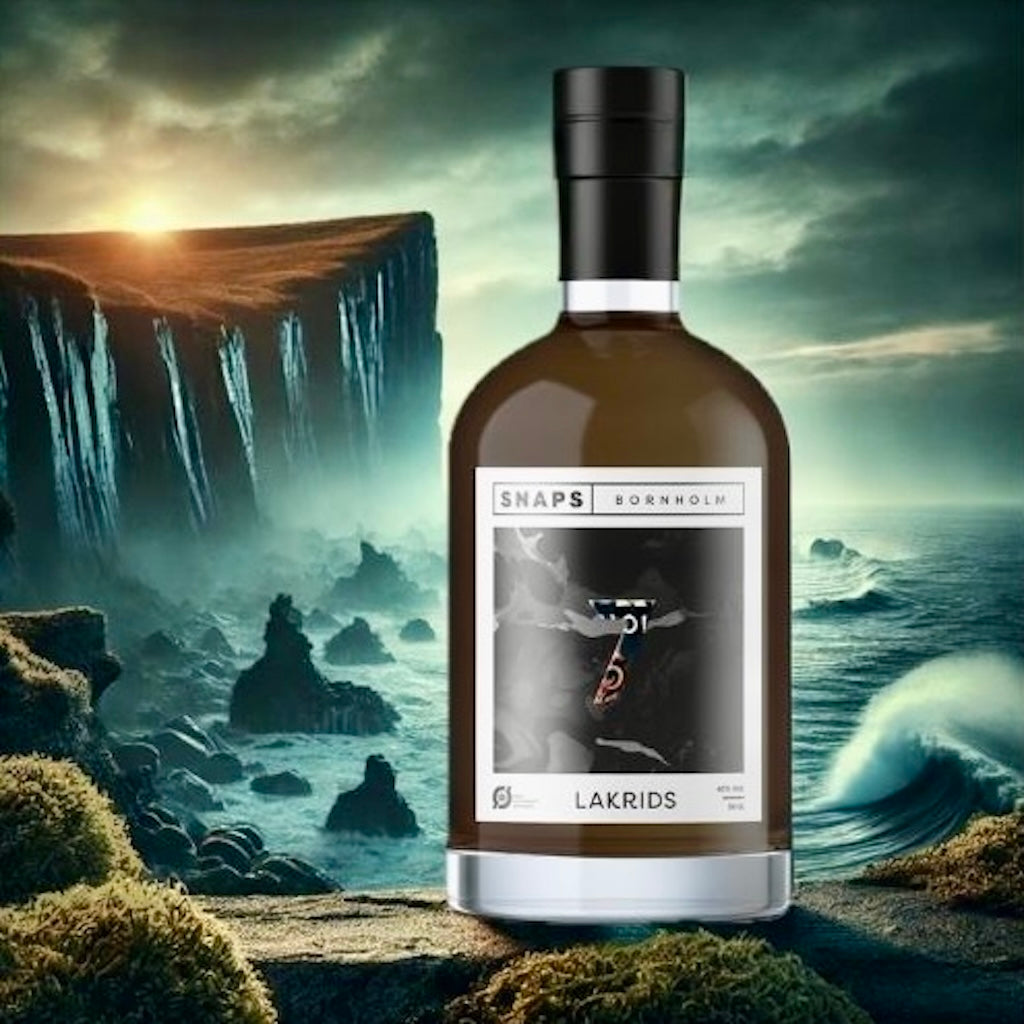 Flasche Lakritz-Schnaps Bornholm vor dramatischer Küstenlandschaft mit Klippen, Wellen und mystischer Beleuchtung.
