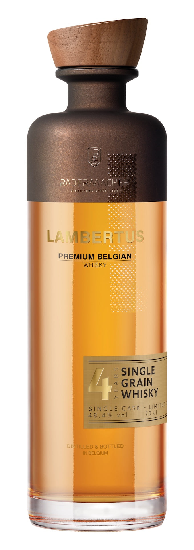 Flasche Lambertus belgischer Whisky mit Holzverschluss und goldenem Etikett vor weißem Hintergrund.