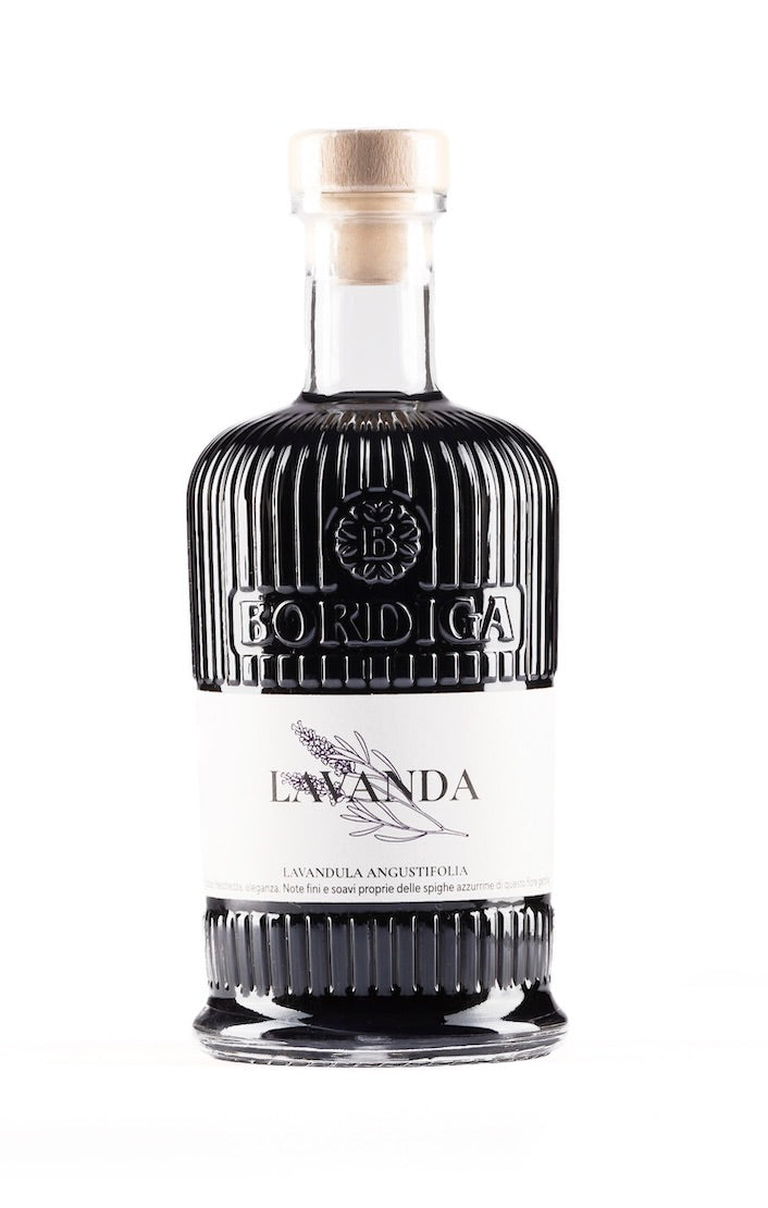 Lavendellikör Bordiga, 700 ml, in einer dekorativen geriffelten Flasche mit schlichtem Etikett und Lavendelillustration.