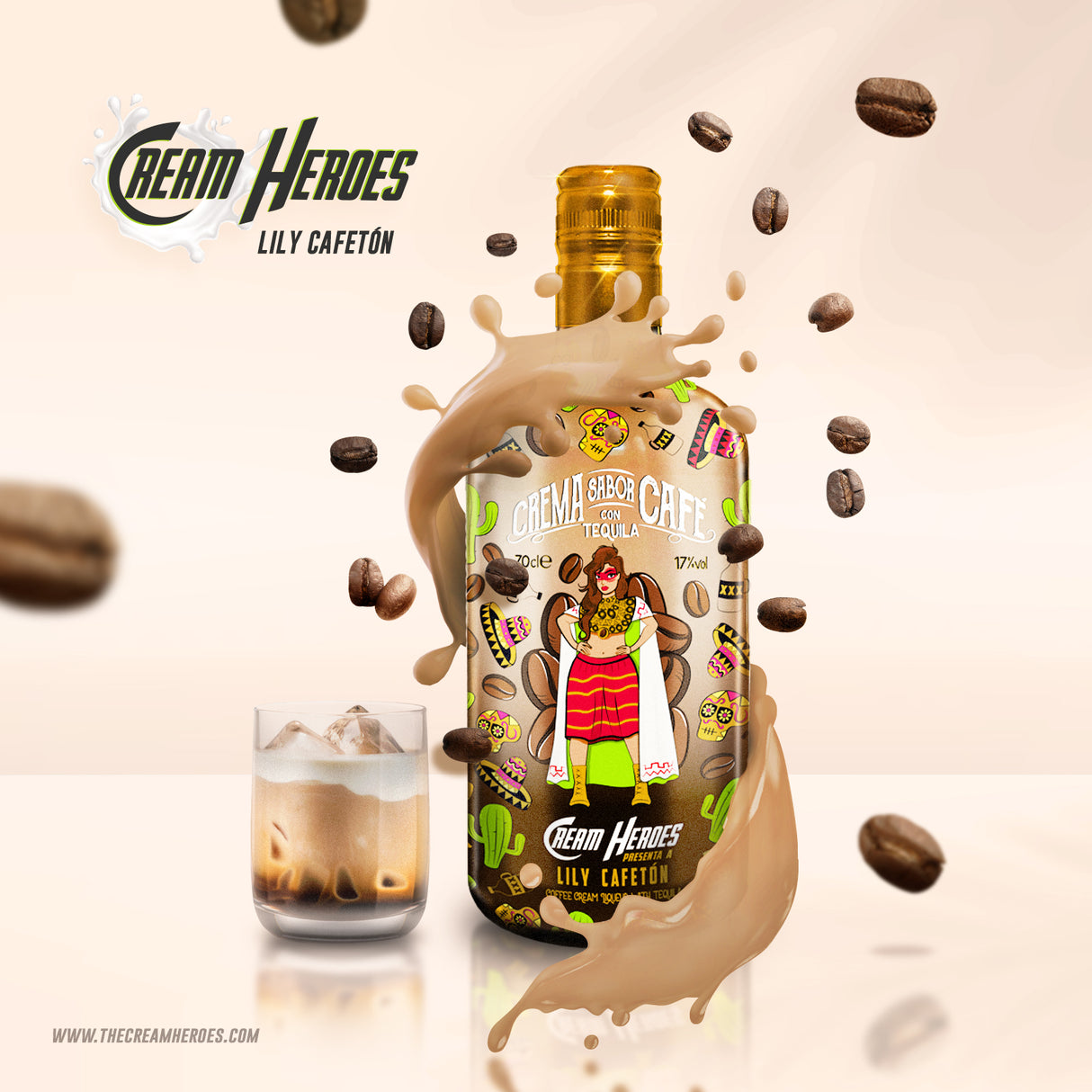 Flasche des Lily Cafetón Tequila Likörs mit Kaffee und Sahne, umgeben von Kaffeebohnen und einem Sahnespritzer, daneben ein Glas mit Likör.