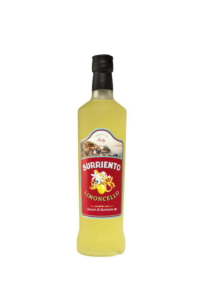 Flasche Surriento Limoncello mit gelbem Inhalt und rotem Etikett, auf dem „Limoni di Sorrento IGP“ steht, vor weißem Hintergrund.