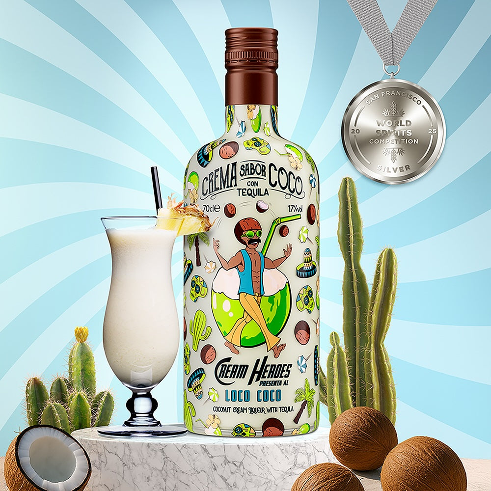 Loco Coco Likörflasche mit Sahnecocktail, Kaktus, Kokosnüssen und Silbermedaille vor blau-weißem Hintergrund mit Strahlenmuster.