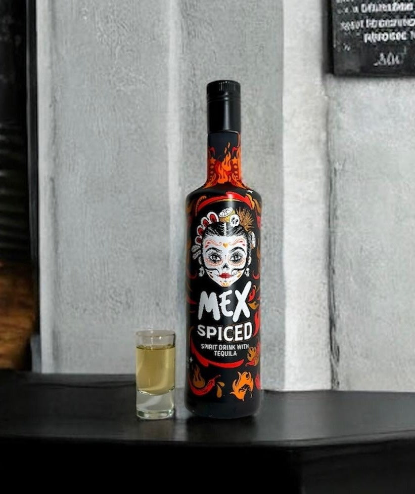 Mex Spiced Spirituose mit Tequila und Chili in schwarzer Flasche, daneben Shotglas mit Mex Spiced