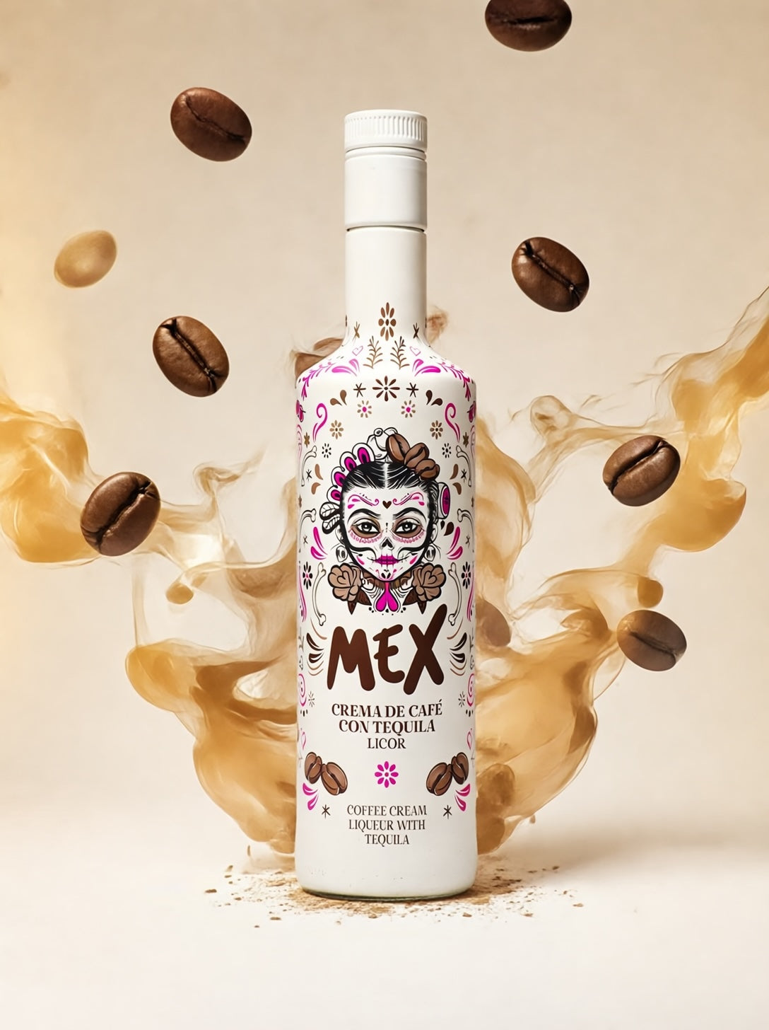 MEX Crema de Café con Tequila Likör Flasche mit Catrina-Etikett, umgeben von schwebenden Kaffeebohnen und Kaffee-Splash.