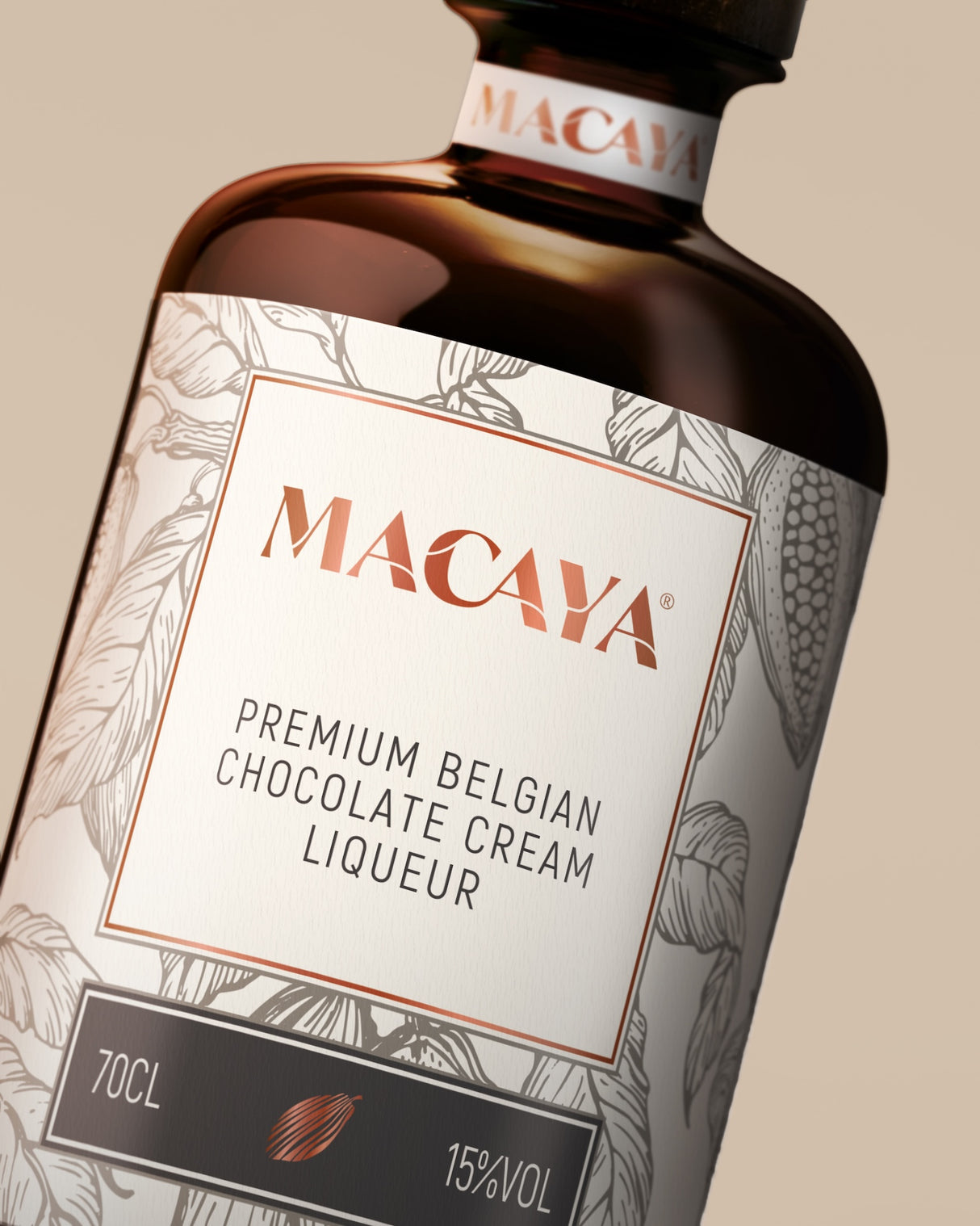 Nahaufnahme des Etiketts einer Macaya-Flasche Schokoladenlikör mit Sahne, weißes Design mit Kakaoillustrationen