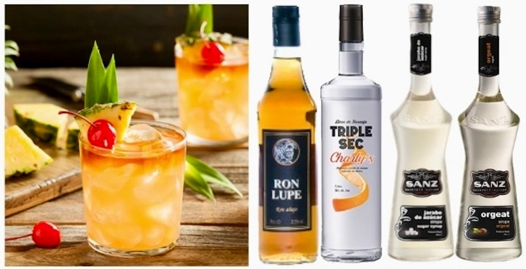 Mai Tai Cocktail Set mit Rum Anejo, Triple Sec, Orgeat- und Zuckersirup neben zwei Mai Tai Drinks mit Ananas und Kirsche.