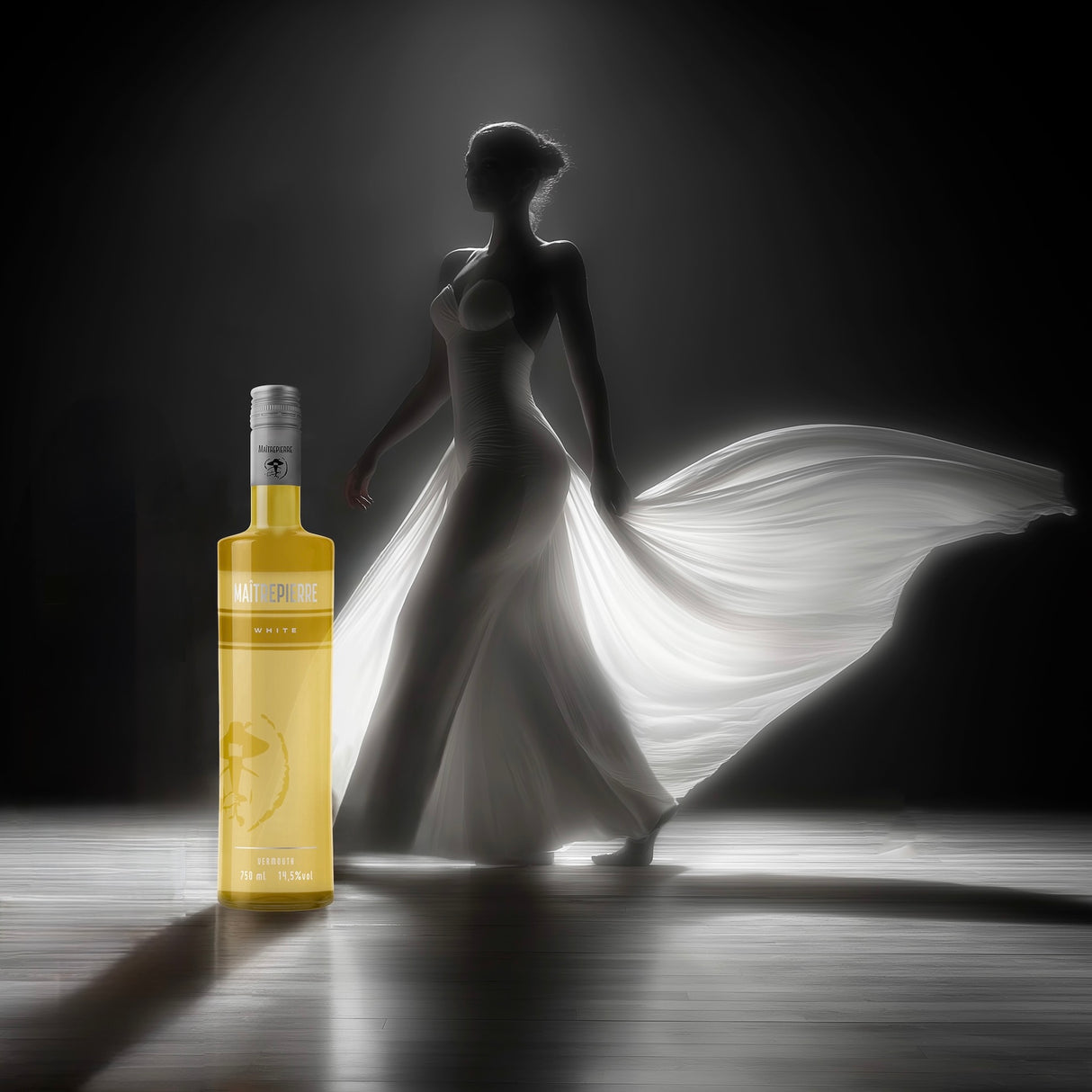 Maîtrepierre White Wermut vor tanzender Frau in weißem Kleid auf dunkler Bühne mit Lichtakzent