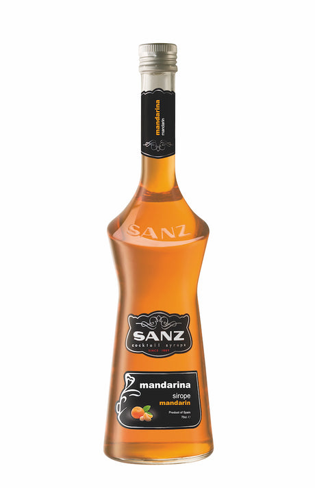 Flasche Mandarinen-Sirup von Sanz mit orangefarbener Flüssigkeit, schwarzem Etikett und silbernem Verschluss auf weißem Hintergrund.