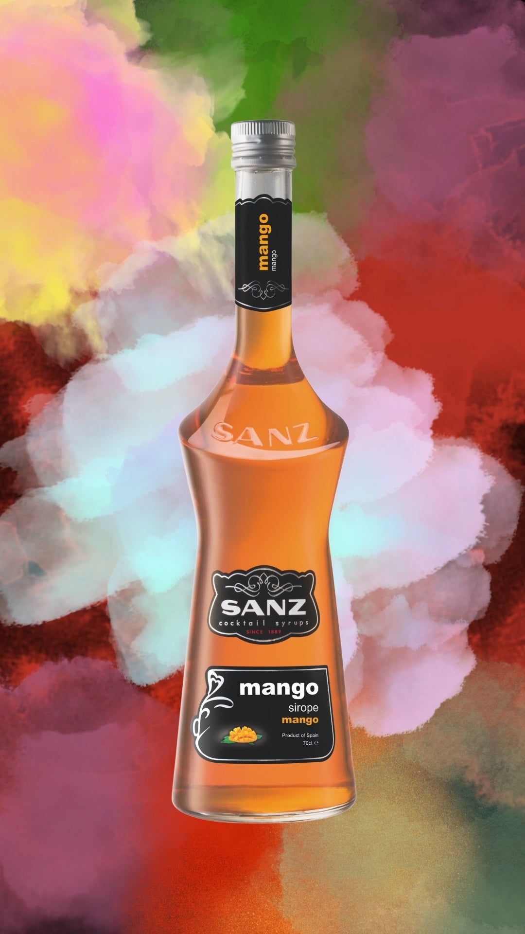 Flasche Mango Sirup von Sanz vor buntem Hintergrund mit Wolken in Gelb, Grün, Rot und Rosa.