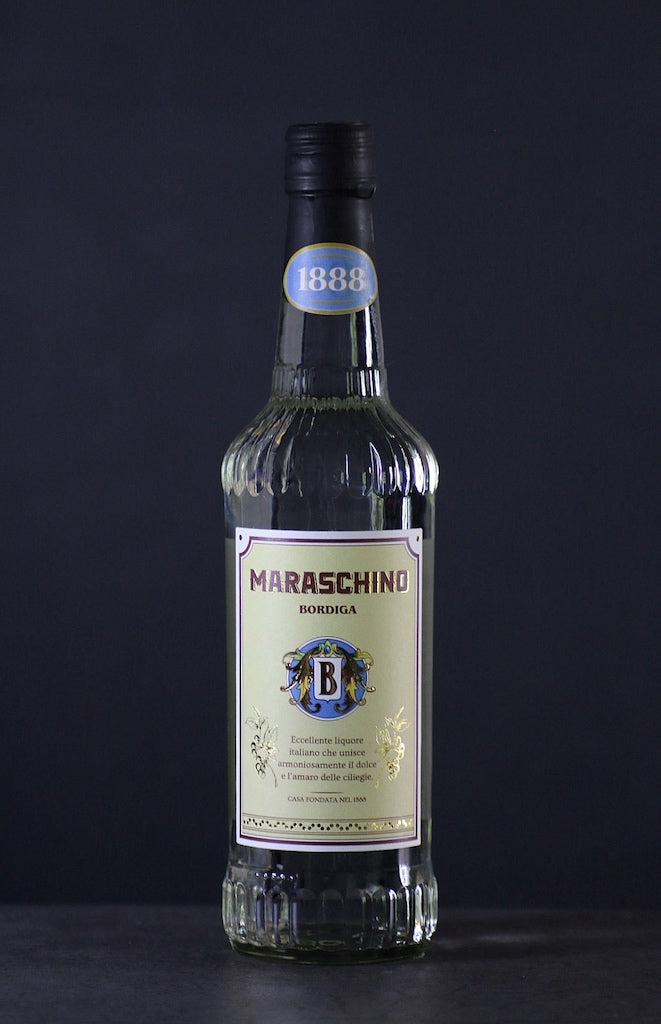 Flasche Maraschino Likör von Bordiga mit schwarzem Hintergrund, Etikett mit Wappen und der Jahreszahl 1888 am Hals.