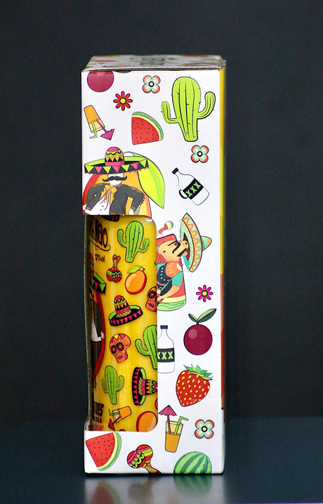 Mariachi el Mango Likör Geschenkbox mit 0,7l Flasche und zwei Shotgläsern, verziert mit mexikanischen Motiven.