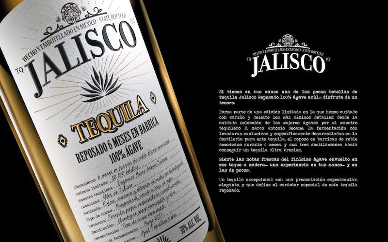 Nahaufnahme des Etiketts einer Tequila Jalisco Reposado Flasche mit detaillierter Beschreibung der Herstellung und Reifung in spanischer Sprache.