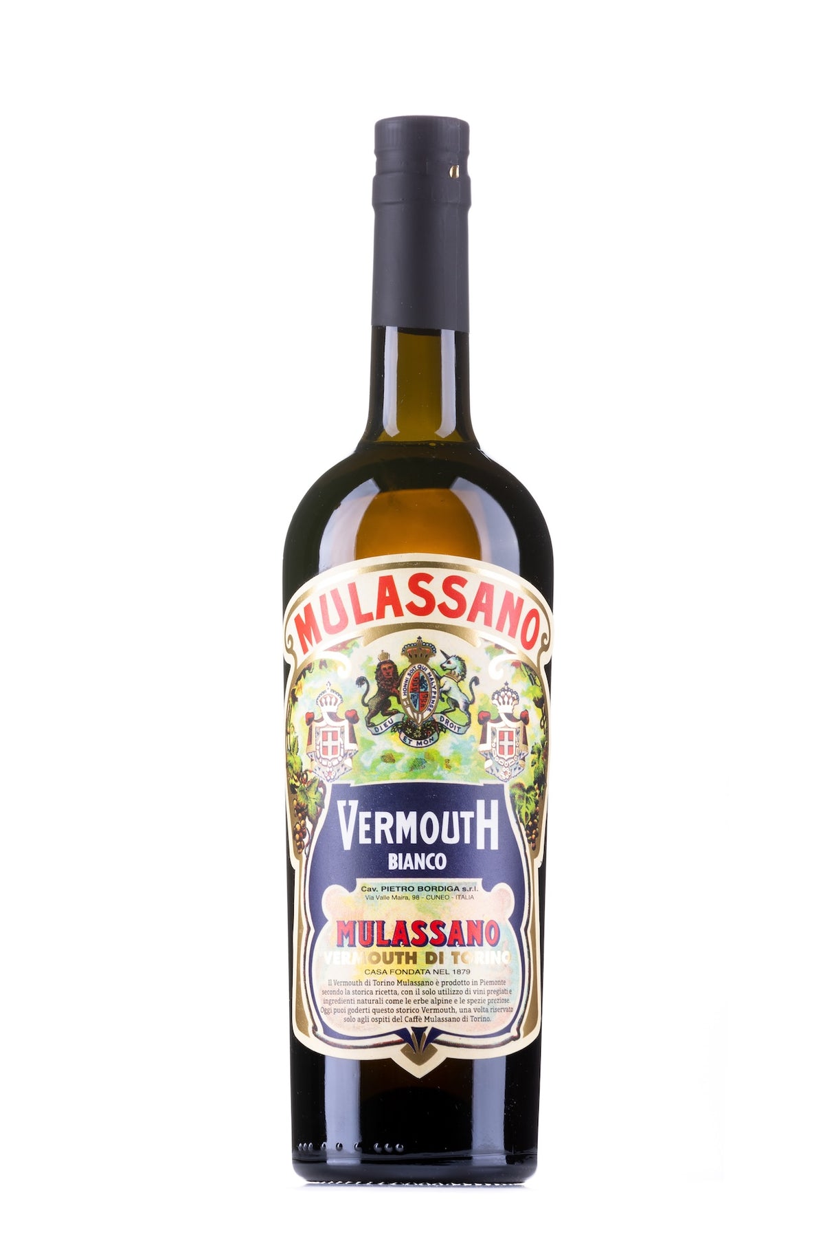 Flasche Vermouth Bianco Mulassano mit kunstvollem Etikett in Rot, Gold und Grün, schwarzem Schraubverschluss, vor weißem Hintergrund.
