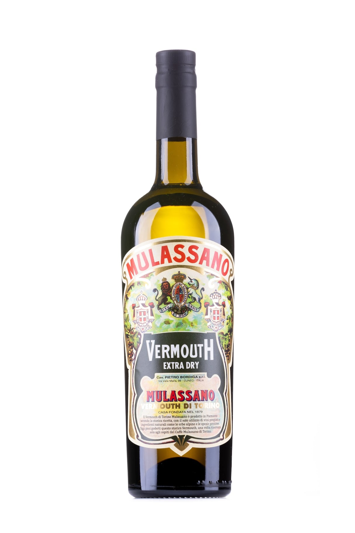 Flasche Mulassano Vermouth Extra Dry, Vorderansicht, mit detailreichem Etikett in grün, schwarz und rot auf weißem Hintergrund.