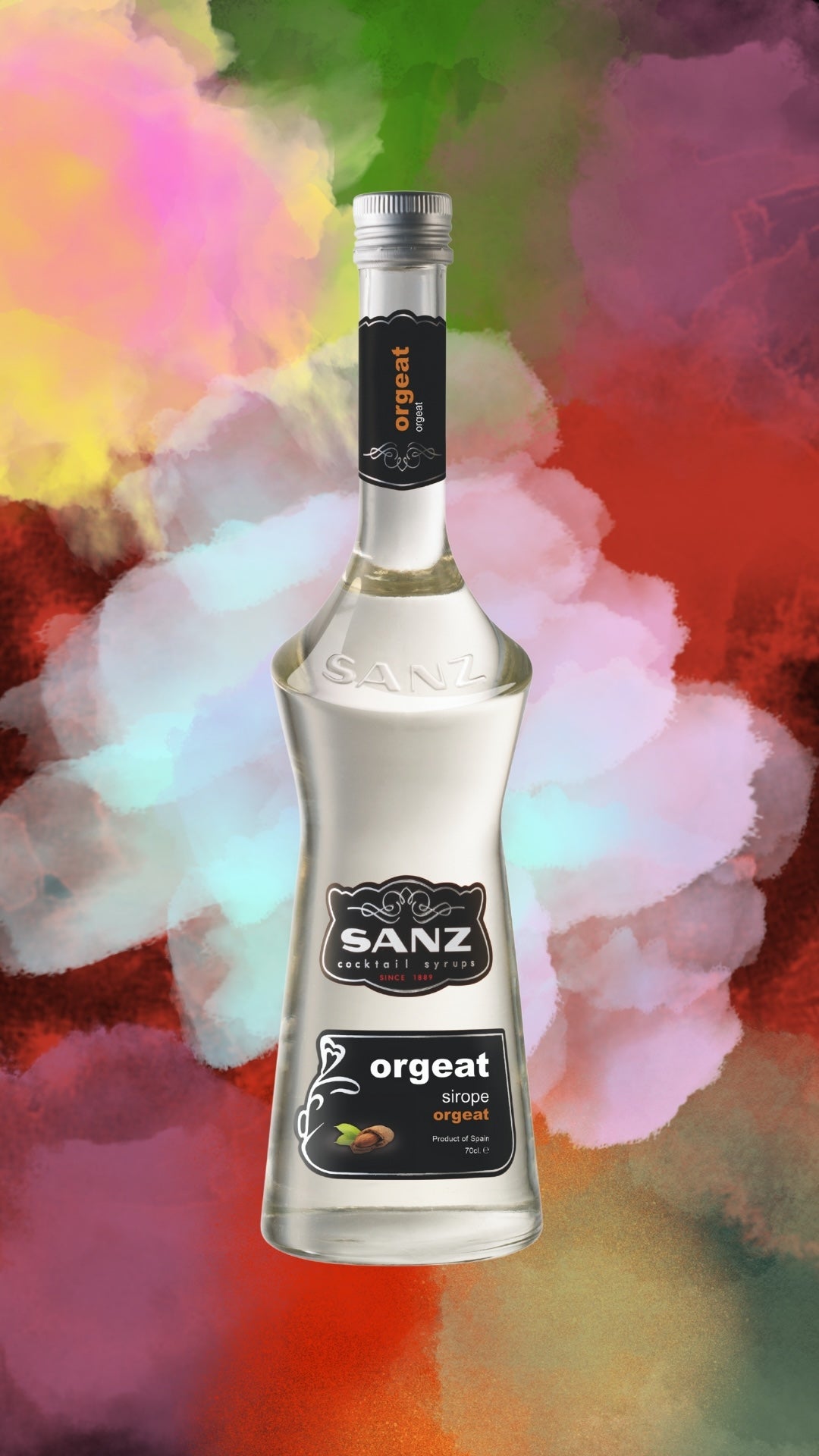 Flasche Orgeat Sirup von Sanz vor buntem, wolkigem Hintergrund. Aufschrift: orgeat sirope, Produkt aus Spanien, 70 cl.
