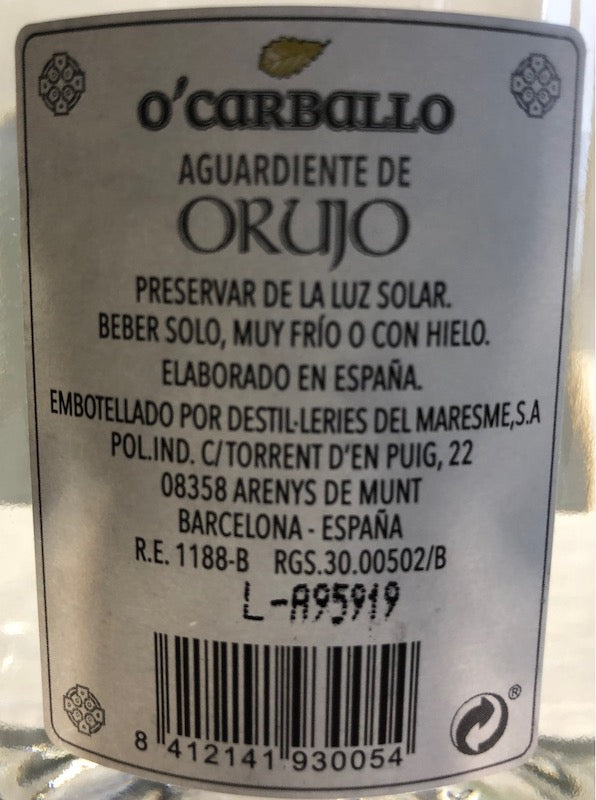 Rücketikett von O’Carballo Orujo mit Herstellerangaben, Serviervorschlag und Adresse der Destillerie in Arenys de Munt, Spanien.