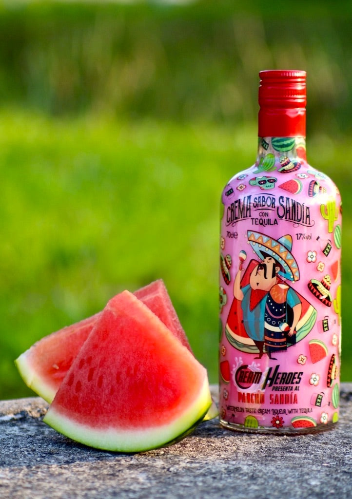 Pancho Sandia Wassermelone-Tequila-Likör mit Sahne neben frischen Wassermelonenstücken.